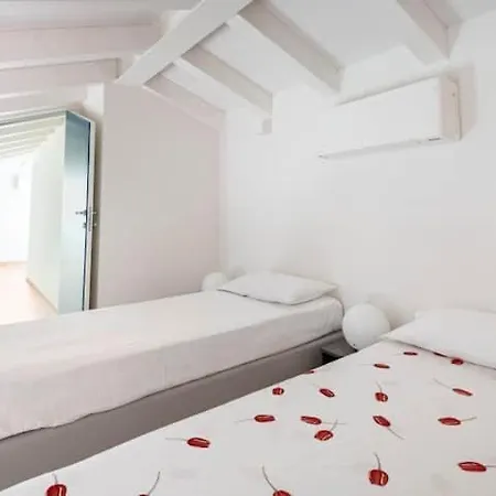 בית נופש Domus: Modern Loft In The Center Of פארמה