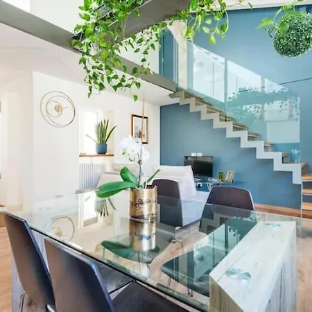 Domus: Modern Loft In The Center Of