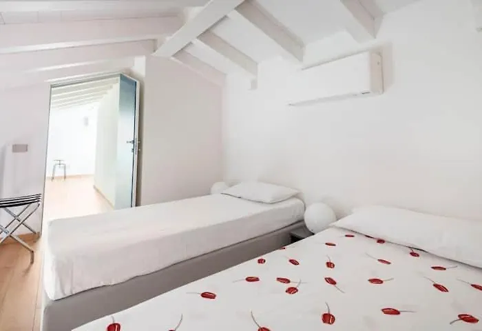 Semesterbostad Domus: Modern Loft In The Center Of Parma